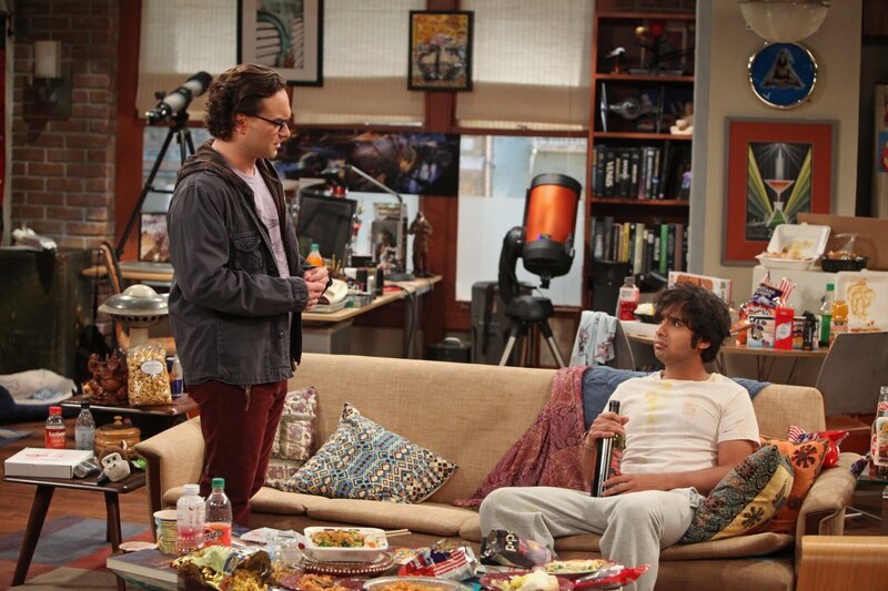 Nach einem schrecklichen Date ist Raj (Kunal Nayyar, r.) frustriert und will seine Wohnung nie wieder verlassen. Leonard (Johnny Galecki, l.) versucht, ihn etwas aufzubauen, doch wird es ihm gelingen? – Bild: Warner TV Comedy