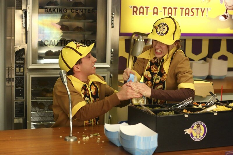 Kann es wirklich gutgehen, wenn Brick (Atticus Shaffer, l.) und Sue (Eden Sher, r.) zusammenarbeiten müssen? – Bild: HBOH