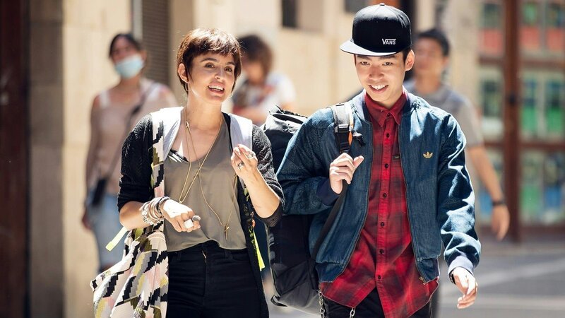 Raquel (Verónica Echegui) geht den Jakobsweg zusammen mit ihrem pubertären Sohn Iván (Jaime Wang). – Bild: Bibel TV