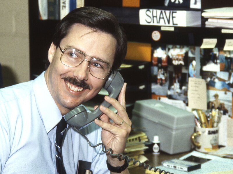 Ein Mann spricht am Telefon – Bild: Peninsula Television 2023 /​ Crime + Investigation