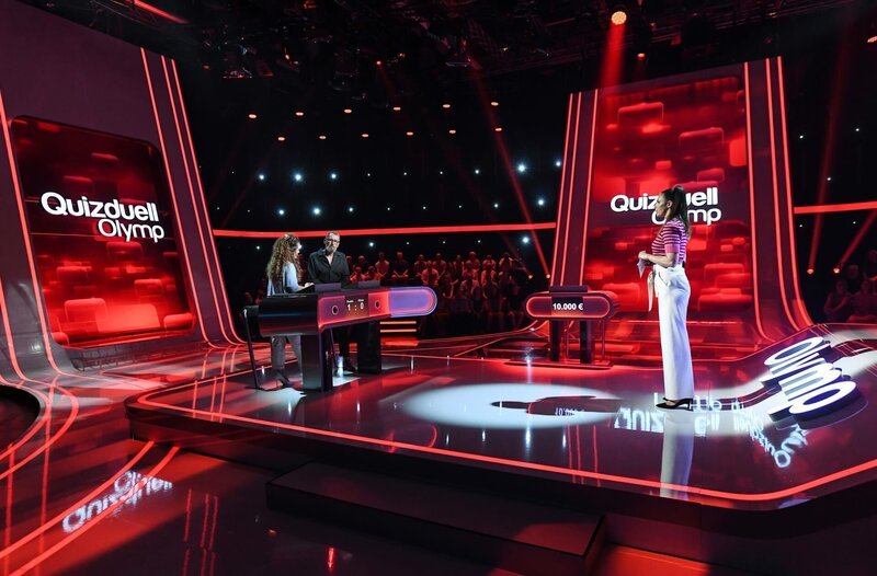 Moderatorin Esther Sedlaczek (r.) mit den Kandidaten des Teams „Schauspiel“: Klara Deutschmann und Heikko Deutschmann (v.l. am Panel) – Bild: ARD/​Uwe Ernst