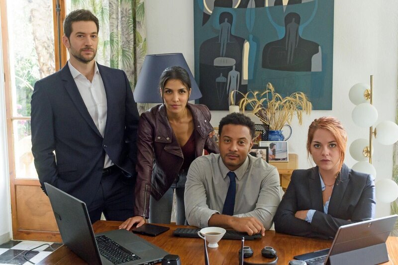 V.l.: Eric (Luke Roberts), Zara (Nazneen Contractor), Oliver (Brandon Jay McLaren) und Maxine (Sarah Greene) – Bild: RTL /​ 2016 Ransom Television Productions Inc., Wildcats Productions and TF1.