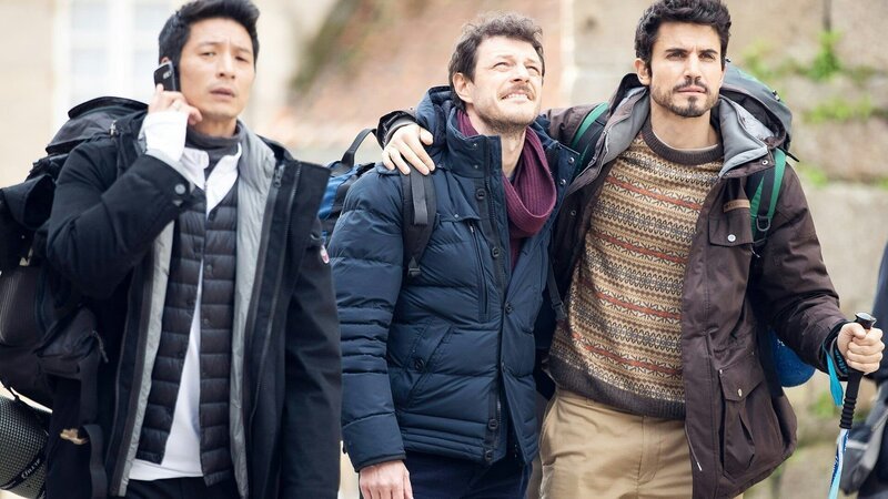 Yun Soo, Luca und Roberto haben Santiago de Compostela erreicht (von li nach re: Alberto Jo Lee, Andrea Bosca, Álex González). – Bild: Bibel TV