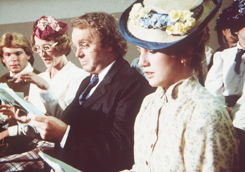 Laura und ihre Schwägerin Eliza Jane nehmen wie der Lehrer Mortimer Carstairs an einem Sommer-College über amerikanische Literatur teil. – Bild: Worldvision