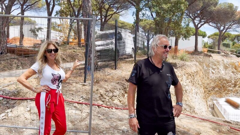 Davina und Shania sind verärgert: Ihre Zimmer in der neuen Familienvilla sind zu klein. – Bild: RTLZWEI