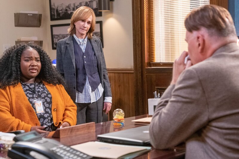 L-R: Taylar Holloman, Arpi (Holly Hunter), Herb Wachter (Jeff Austin) – Bild: NBC /​ Ron Batzdorff