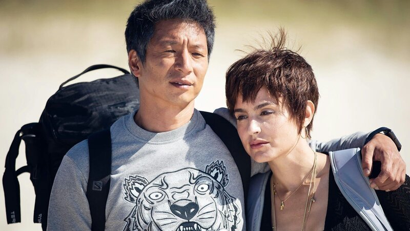 Yun Soo und Raquel haben nach dem gemeinsamen Jakobsweg wieder zu einander gefunden (Alberto Jo Lee, Verónica Echegui). – Bild: Bibel TV