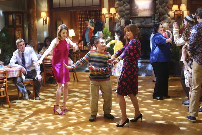 (v.l.n.r.) Mike (Neil Flynn); Sue (Eden Sher); Brick (Atticus Shaffer); Frankie (Patricia Heaton) – Bild: HBOH