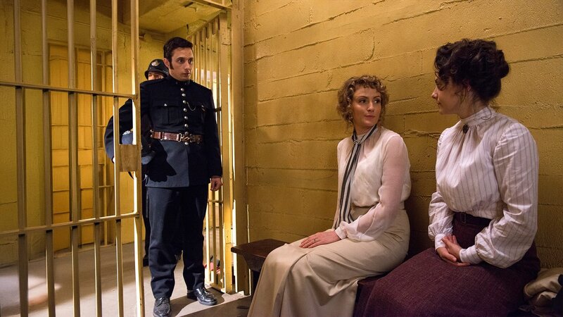 L-R: George Crabtree (Jonny Harris), Julia Ogden (Helene Joy), Emily Grace (Georgina Reilly) – Bild: Shaftesbury