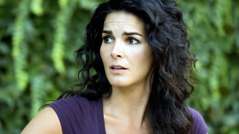 Detective Jane Rizzoli (Angie Harmon) ermittelt in einem Mordfall. Doch dieses Mal kennt sie das Opfer, einen Boygroupstar, und möglicherweise auch dessen Mörder persönlich. – Bild: TVNOW /​ Warner Bros