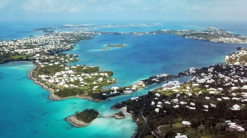 Weiße Traumstrände mit türkisblauem Wasser. – Bild: NDR