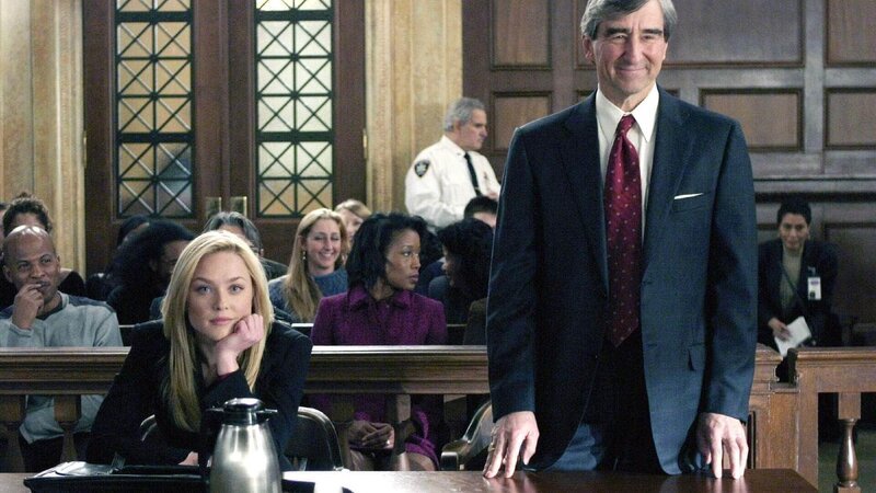 Staatsanwältin Serena Southerlyn (Elisabeth Rohm, li.) und ihr Kollege Jack McCoy (Sam Waterston, re.) sind von der Unschuld des Angeklagten Stephen Foreman im Mordfall des bekannten Musikproduzenten RC Flex überzeugt. – Bild: RTL/​NBC UNiversal