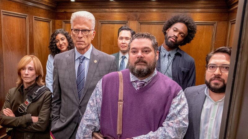 L-R: Arpi (Holly Hunter), Mikaela (Vella Lovell), Mayor Neil Bremer (Ted Danson), Tommy (Mike Cabellon), Jayden (Bobby Moynihan) und James (Yedoye Travis) – Bild: NBC /​ Ron Batzdorff/​NBC /​ NBCUniversal Media, LLC