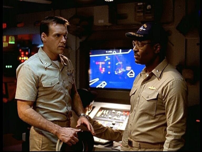 Harm (David James Elliott, l.) und Commander Burke (James Pickens jr., r.) machen Jagd auf das gestohlene U-Boot. – Bild: Nitro.