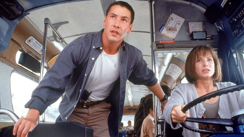 Eine Bombe am Bus droht hochzugehen, wenn er langsamer als 50 Meilen fahren sollte.. (Foto: Keanu Reeves, Sandra Bullock) – Bild: RTLZWEI Eine Bombe am Bus droht hochzugehen, wenn er langsamer als 50 Meilen fahren sollte.. (Foto: Keanu Reeves, Sandra Bullock) – Bild: RTLZWEI