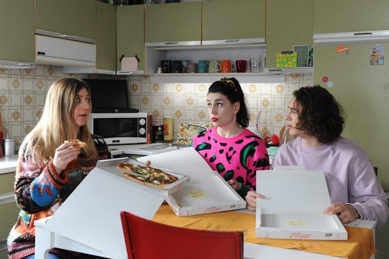 Sarah rächt sich bei Tina und Till, die sie die ganze Zeit mit Aprilscherzen genervt haben. Von links: Sarah (Sophie Reiml), Tina (Anita Eichhorn) und Till (Marinus Hohmann). – Bild: BR/​Marco Orlando Pichler