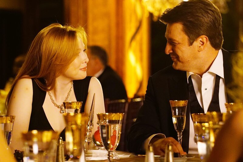 Alexis (Molly C. Quinn, l.) ist von der emotionalen Rede ihres Vaters Castle (Nathan Fillion, r.) besonders gerührt … – Bild: ABC Studios /​ Richard Cartwright