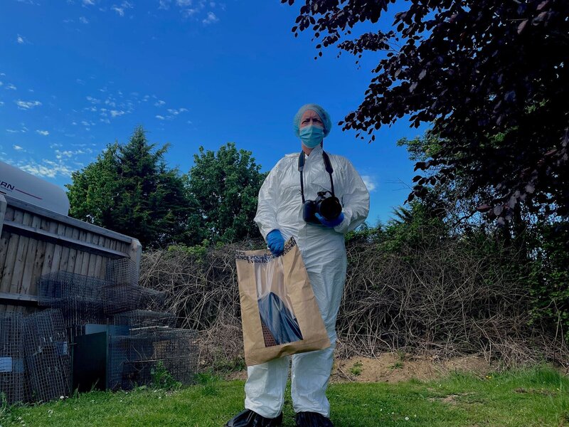 Gerichtsmediziner hält ein Beweisstück in einem Beutel – Bild: Crime + Investigation /​ Spun Gold TV production