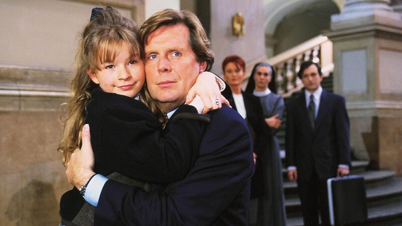 Das Gericht wird entscheiden, ob Iris (Jana Kilka) bei Stefan (Sigmar Solbach) bleiben darf. – Bild: MG RTL D /​ Elke Werner