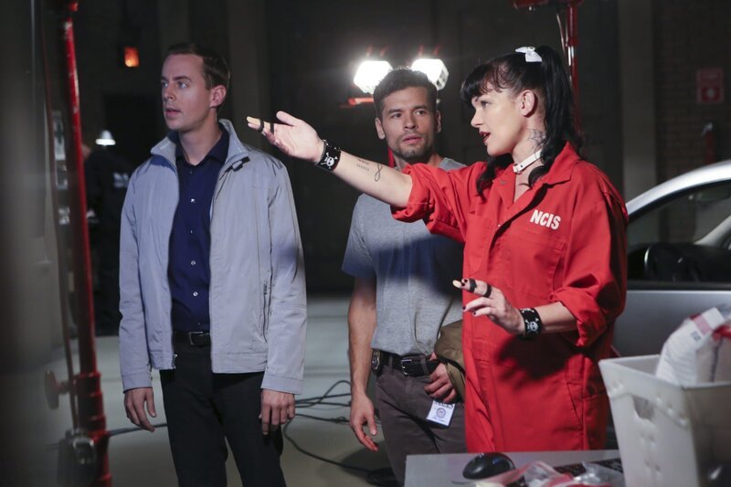 Gemeinsam versuchen sie einen Fall zu lösen: DEA Agent Luis Mitchell (John Gabriel, M.), McGee (Sean Murray, l.) und Abby (Pauley Perrette, r.) … – Bild: CBS Television /​ Monty Brinton