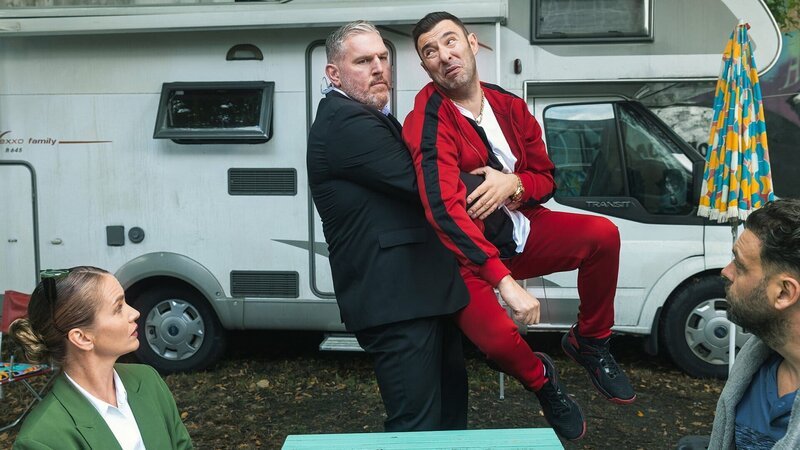 Te Berberi Folge 5 – Vorhair/​Nachhair Alles Verhandlungssache: v.l. Sandra Sieber als Managerin, Chrisitan Stucki als Bodyguard, Vedat Bajrami als Rocki und Florim Brajshori als Daut 2024 Regie: Jyri Pasanen Drehbuch: Arne Kohlweyer, Garrick Lauterbach, Urs Humbel Produktion: Shocki Film – Bild: SRF/​Salvatore Vinci