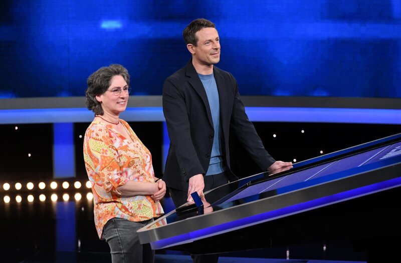 Moderator Alexander Bommes (r.) mit der Kandidatin Jaqueline Siebigs (l.). – Bild: ARD/​Uwe Ernst