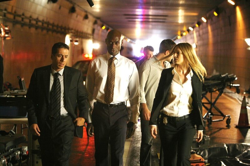 L-R: Charlie Francis (Kirk Acevedo), Phillip Broyles (Lance Reddick), Olivia Dunham (Anna Torv) – Bild: PLURIMEDIA (Warner Bros)