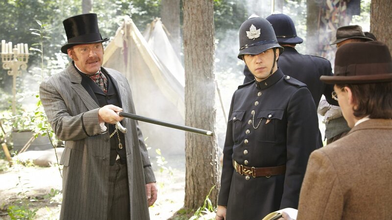 Thomas Brackenreid (Thomas Craig, l.) und George Crabtree (Jonny Harris) – Bild: AXN White