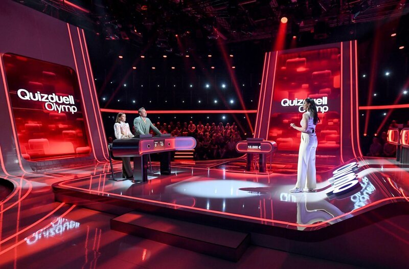 Moderatorin Esther Sedlaczek (r.) mit den Kandidaten vom Team „Liebe“ Julia Röntgen (Autorin, l.) und Sasha (Sänger, M.) – Ehepaar – Bild: ARD/​Uwe Ernst