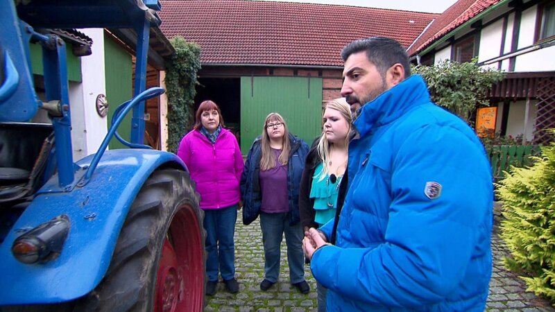 Trödelprofi Sükrü unterstützt Bianca bei dem Verkauf von Landmaschinen, Traktoren und Trödel, den ihr Vater auf dem riesigen Hof gehortet hat. Die 24-Jährige ist nach dessen Tod überfordert und kann die Kosten für den Hof nicht tragen. – Bild: RTLZWEI