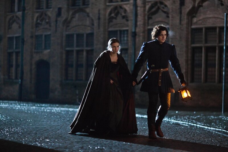 Anne (Faye Marsay, l.) und Richard (Aneurin Barnard, r.) begeben sich auf die Flucht … – Bild: Starz Entertainment LLC