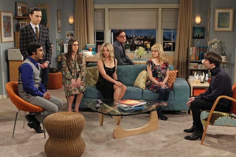Eine ganz besondere Truppe: Bernadette (Melissa Rauch, 2.v.r.), Howard (Simon Helberg, r.), Sheldon (Jim Parsons, 2.v.l.), Leonard (Johnny Galecki, 3.v.r.), Penny (Kaley Cuoco, M.), Raj (Kunal Nayyar, l.) und Amy (Mayim Bialik, 3.v.l.) … – Bild: HBOH