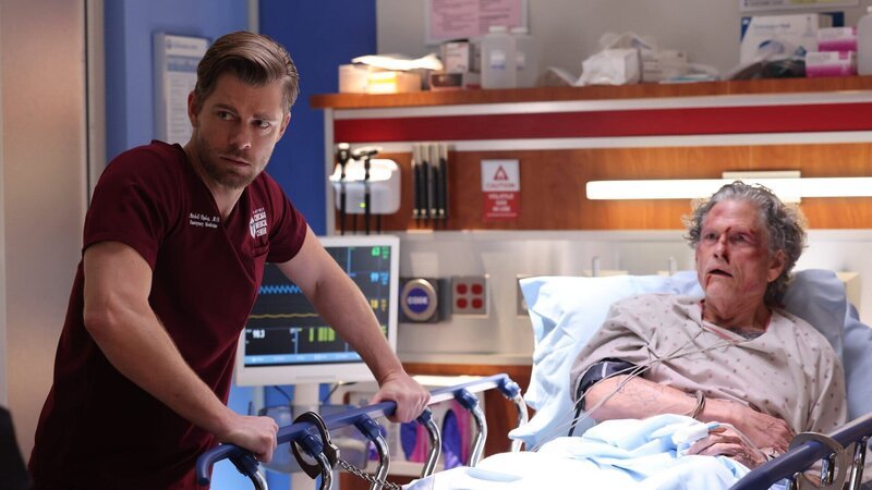 Chicago Med Staffel 9 Folge 13 Ein ungewöhnlicher Patient: Luke Mitchell als Dr. Mitch Ripley, Doug Green als Jeff Kober – Bild: SRF/​NBC Universal