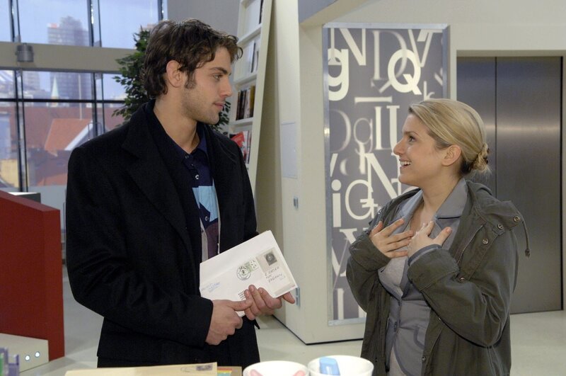 Anna (Jeanette Biedermann, r.) muss im Gespräch mit Jonas (Roy Peter Link, l.) feststellen, dass für ihn die „Konfrontationstherapie“ noch lange nicht beendet ist. – Bild: SAT.1 /​ Claudius Pflug