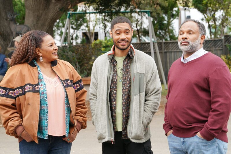 (v.l.n.r.) Constance (Pam  Grier); Brandon (Langston Kerman); Pastor Paul (Geoffrey Owens) – Bild: BLESS THIS MESS