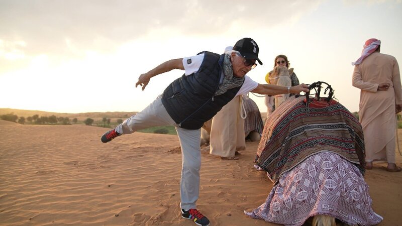Zum Geburtstag von Opa Reinhold organisieren Shania und Davina ein Abenteuer in Ras Al Khaimah. Es wird auf Kamelen geritten und mit Autos durch die Wüste gefahren. Opa Reinhold ist begeistert, was alles für ihn organisiert wurde. – Bild: RTLZWEI