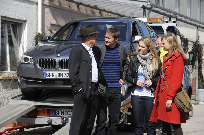 Schattenhofer greift zu einem Trick, um am autofreien Sonntag dennoch mobil zu sein. Von links: Lorenz Schattenhofer (Werner Rom), Ludwig Brunner (Martin Wenzl), Yvonne Preissinger (Alexa Eilers) und Caroline Ertl (Teresa Rizos). – Bild: BR/​Marco Orlando Pichler