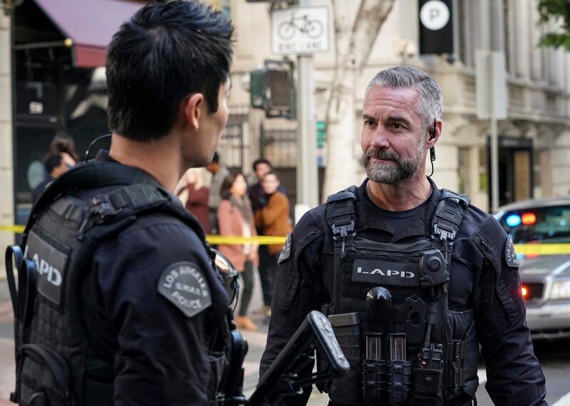 L-R: Officer Victor Tan (David Lim), Sergeant David ‚Deacon‘ Kay (Jay Harrington) – Bild: CH Media/​2021 CBS Broadcasting Inc.