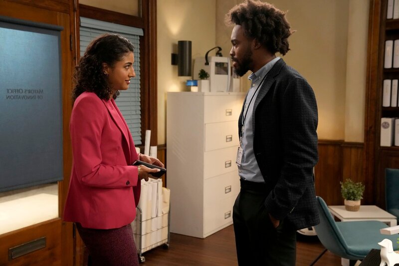 Mikaela (Vella Lovell) und James (Yedoye Travis) – Bild: NBC /​ Casey Durkin/​NBC /​ Episodic /​ 2021 NBCUniversal Media, LLC