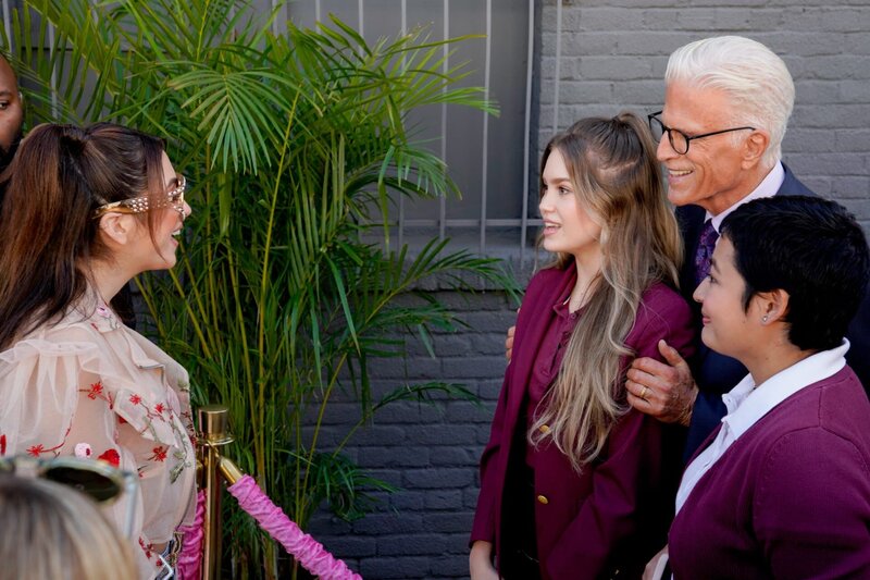 L-R: Titi B (Josie Totah), Orly (Kyla Kenedy), Mayor Neil Bremer (Ted Danson) und Ceviche (Tess Aubert) – Bild: NBC /​ Casey Durkin
