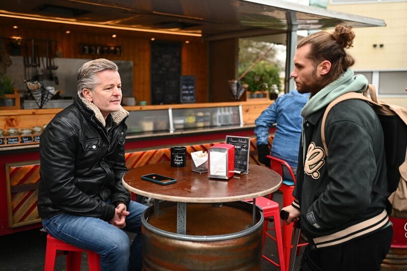 Ingo realisiert, dass er Jenny vorerst verloren hat. Rechts Vitali. – Bild: RTL /​ Julia Feldhagen
