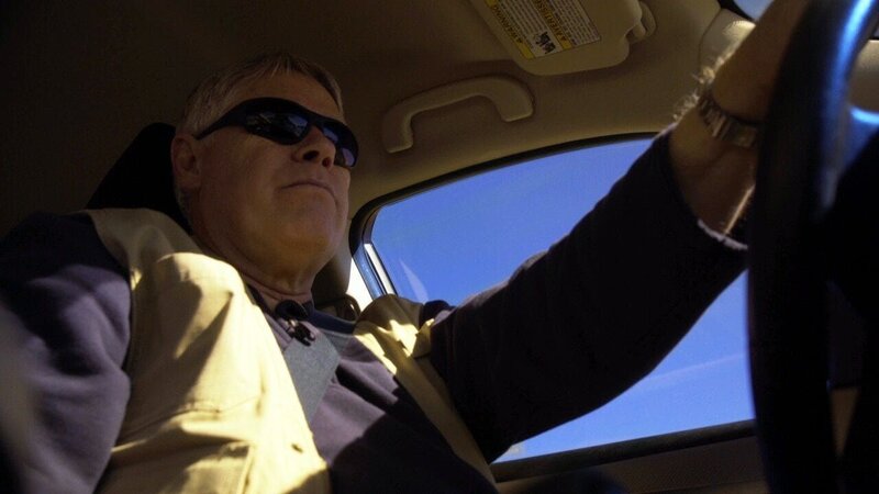 Peter Larson fährt zu seinem unterirdischen Bunker – Bild: RTL /​ 4522516 Canada Inc. /​ Nuklearkrieg