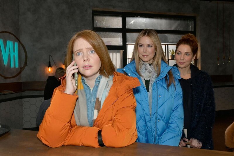 Toni (Olivia Marei, l.) ist dankbar, als Jessica (Nina Ensmann, M.) und Nina (Maria Wedig) ihre Zweifel an ihrem Plan zerstreuen. – Bild: RTL /​ Rolf Baumgartner
