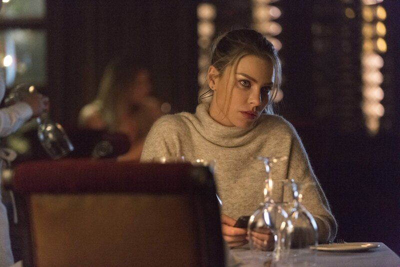 Ahnt nicht, dass ihre gute Beziehung zu Lucifer für sie zur Gefahr werden könnte: Chloe (Lauren German) … – Bild: PLURIMEDIA (Warner Bros)