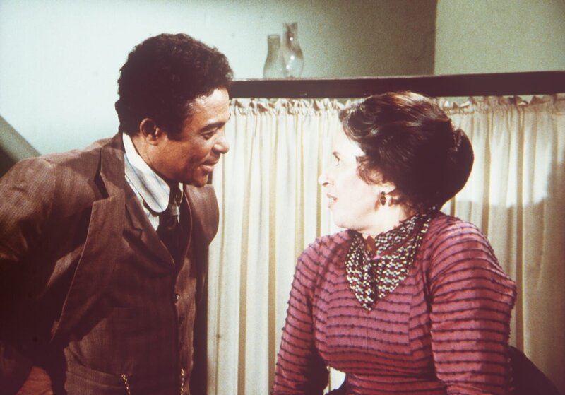Harriet Oleson (Katherine MacGregor, r.) ist geschockt, weil der neue Arzt Dr. Ledoux (Don Marshall, l.) ein Schwarzer ist. – Bild: Worldvision