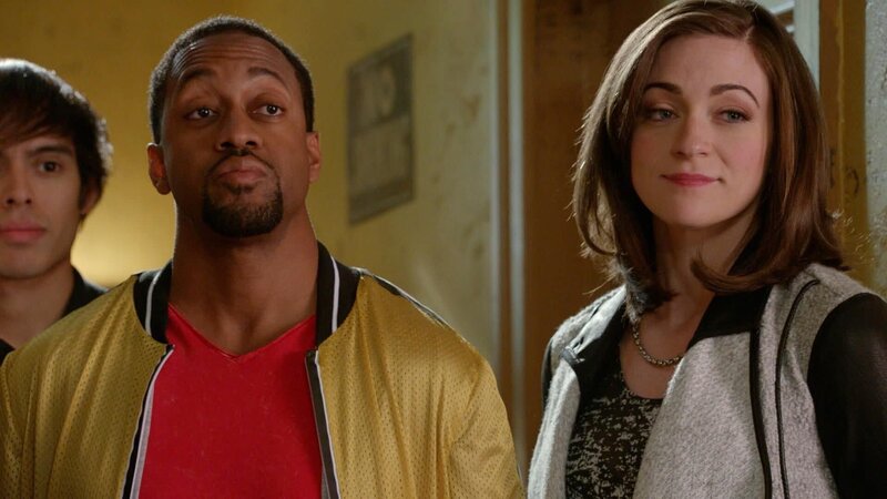 Der legendäre Komiker Mickey (Jaleel White, l.) ist der einzige der Truppe, der ein Motiv hätte, Sid zu töten … – Bild: ABC Studios /​ John Fleenor Lizenzbild frei