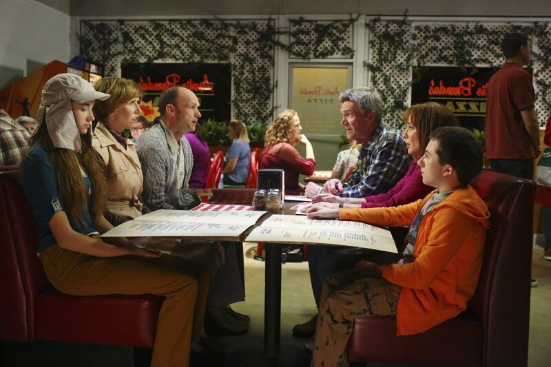 (im Uhrzeigersinn) Cindy (Casey Burke); LuEllen (Lauren Drasler); Merv (Brian Stepanek); Mike (Neil Flynn); Frankie (Patricia Heaton); Brick (Atticus Shaffer) – Bild: HBOH