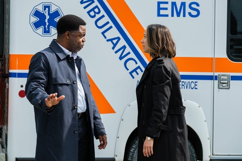 L-R: Donovan (KEVIN HANCHARD) and Sarah (MAYKO NGUYEN) – Bild: Derm Carberry /​ 2023⁠–⁠2024 Shaftesbury Rex VI Inc. Pope Rex Season 6 Inc