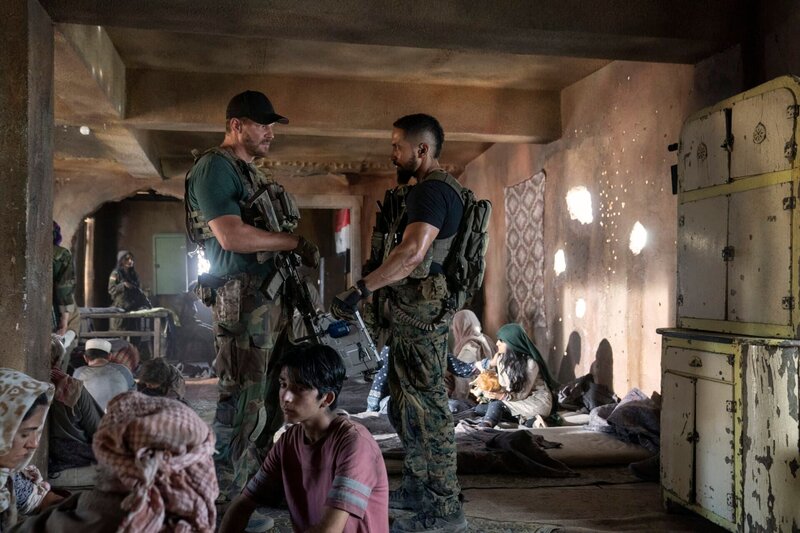 L-R: Jason Hayes (David Boreanaz) und Ray Perry (Neil Brown Jr.) – Bild: Monty Brinton /​ CBS STUDIOS /​ CBS Studios /​ © 2022 CBS Studios Inc. All Rights Reserved.