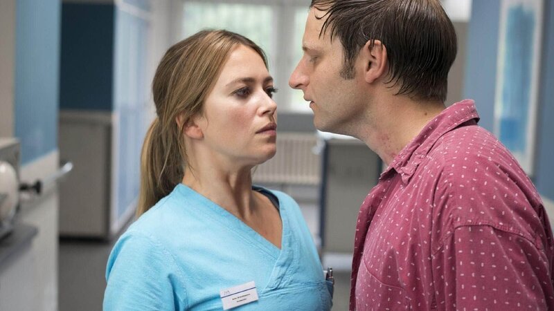 In der verbarrikadierten Krankenstation spitzt sich die Lage zu, als der Serienvergewaltiger Kaminski (Stephan Möller-Titel) Schwester Anke (Laura Osswald) bedrängt … – Bild: TVNOW /​ Martin Rottenkolber